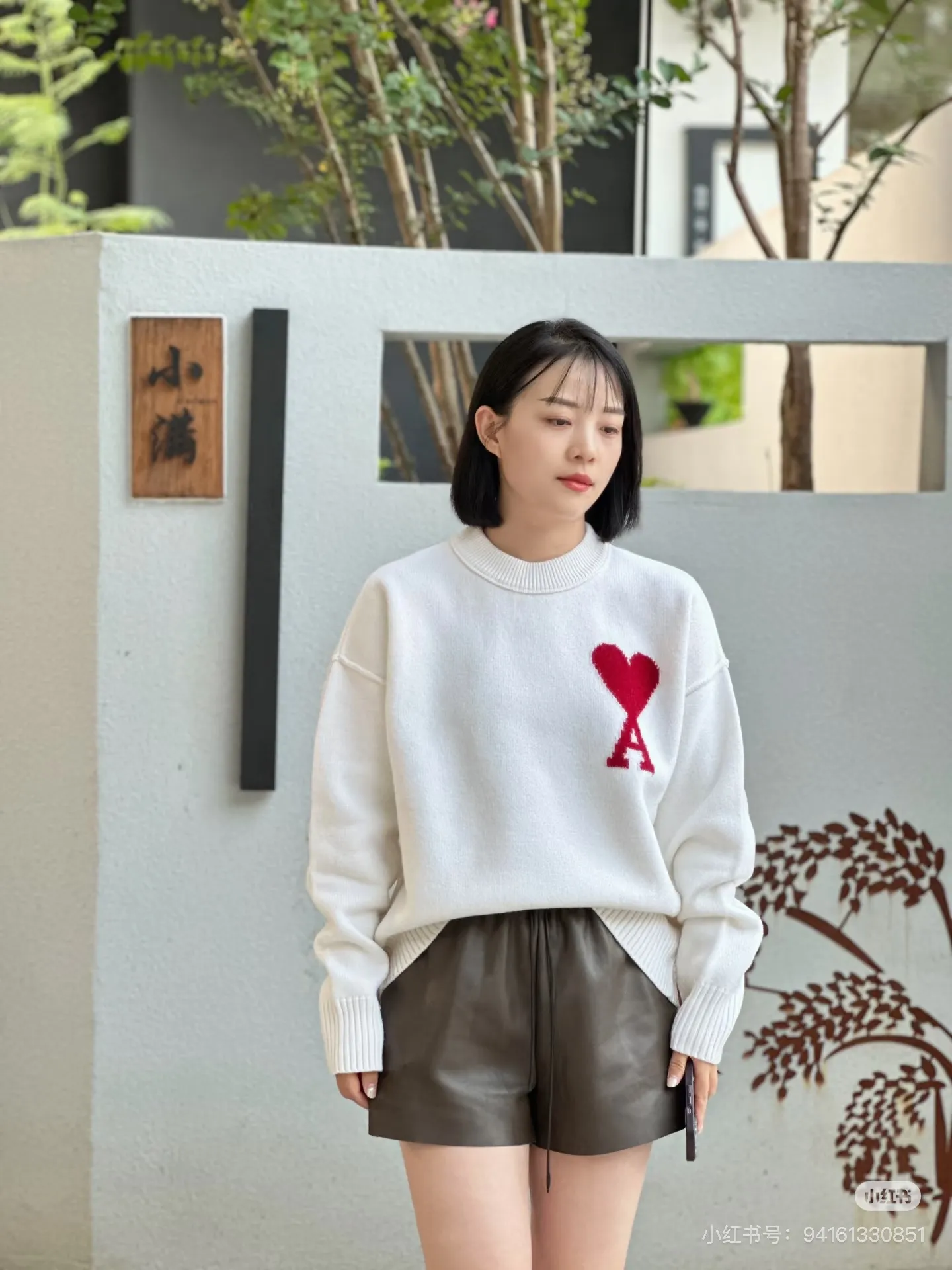 [Upper body picture] Ami Red love crew neck sweater